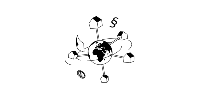 Auf einer kreisenden Erdkugel sind Häuser aufgesteckt. Eine Euromünze, ein Blatt Papier und ein Paragraphenzeichen.