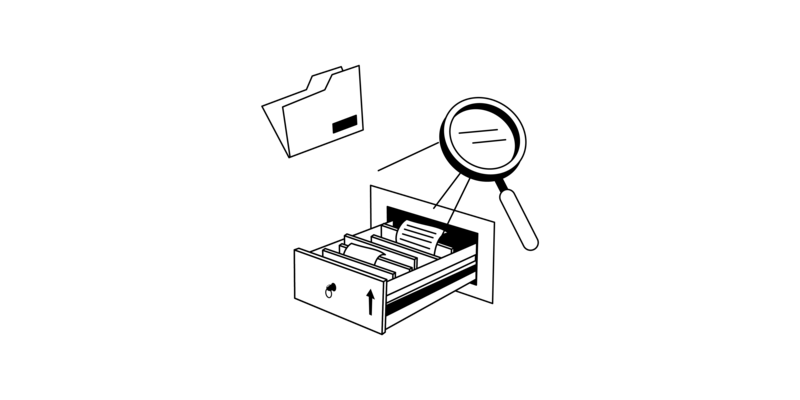 Eine Lupe begutachtet eine Hängeregistratur in einer Schublade.